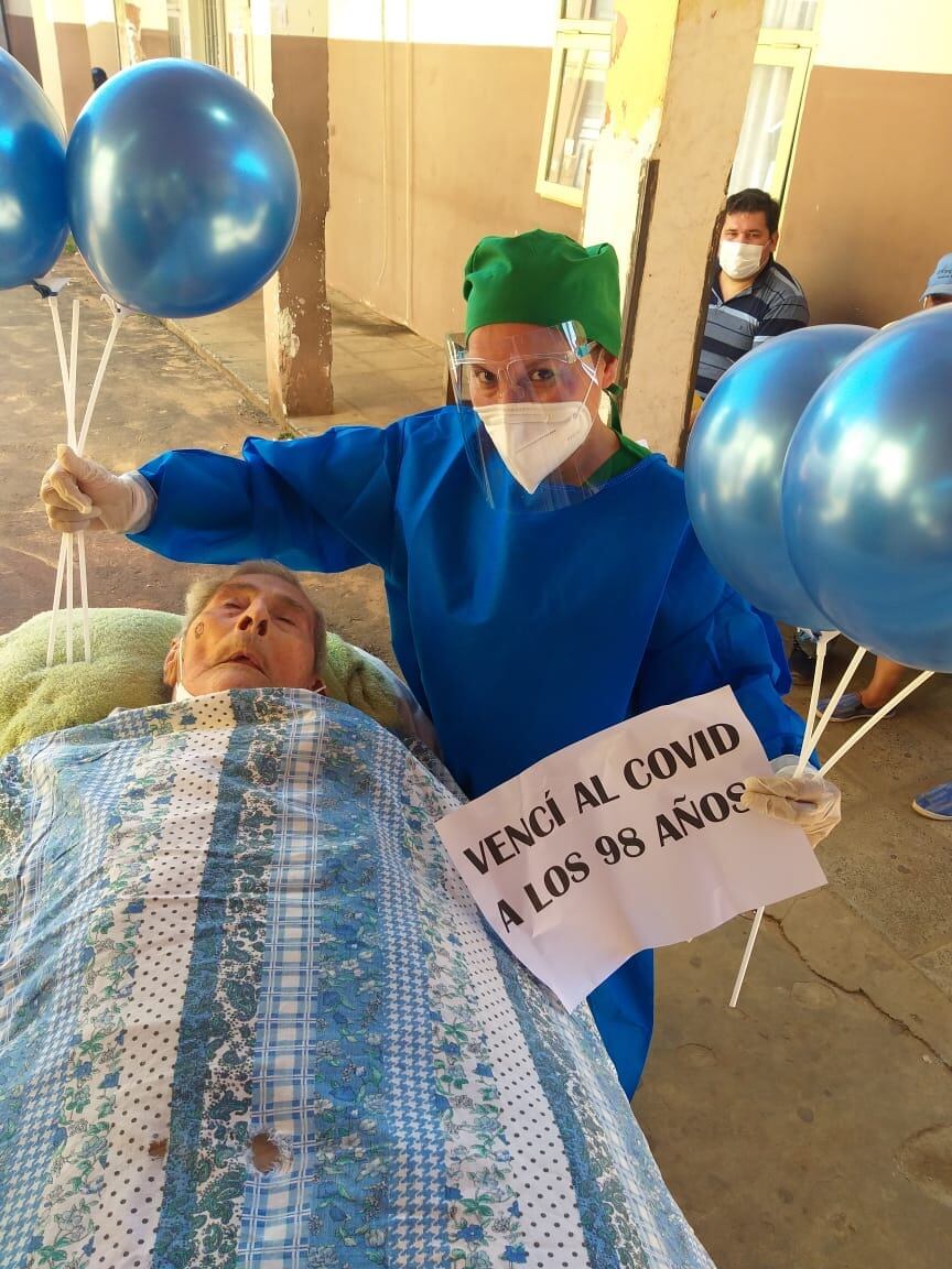 Se trata de don Héctor Gutiérrez, quien esta tarde dejó el centro asistencial para volver a su casa en la localidad de Itapé, departamento de Guairá. Foto: Gentileza.
