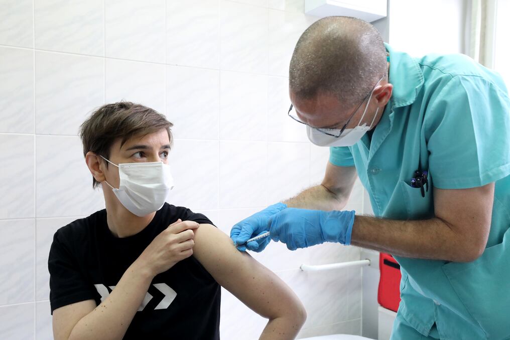 La Agencia Europea de Medicamentos aprobó este viernes pasado la vacunación de adolescentes con el fármaco anti-COVID-19. Foto: AFP.