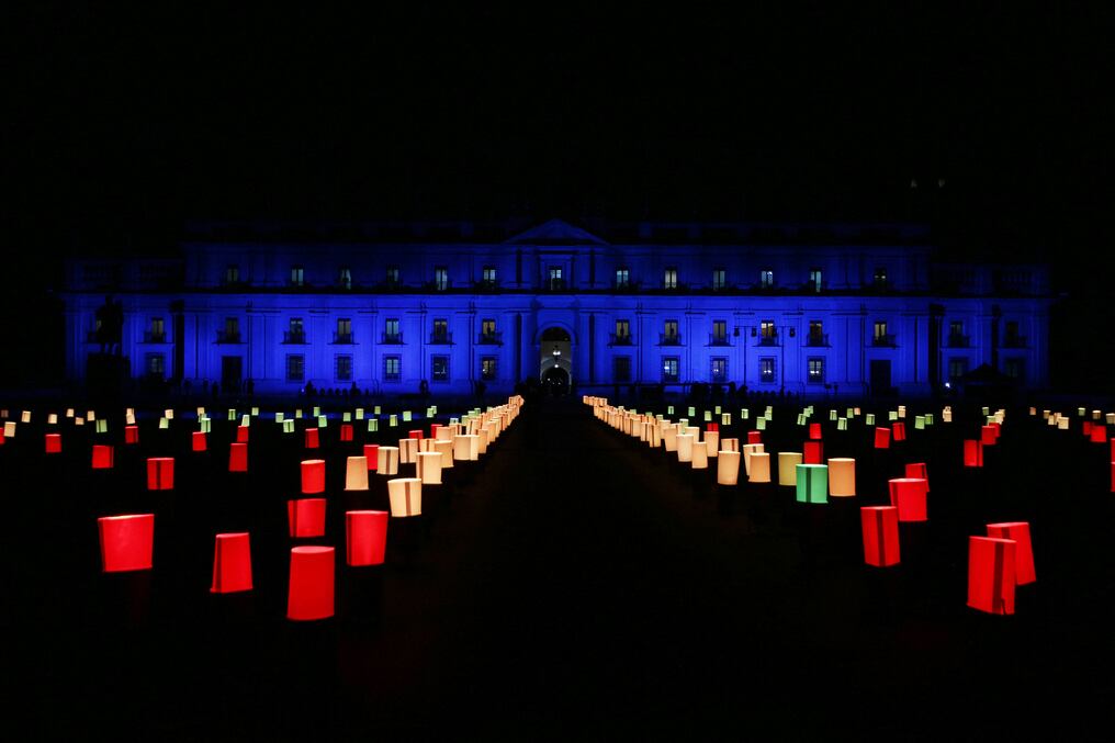 El Palacio de La Moneda, sede del Ejecutivo, se encontraba a oscuras anoche y en el lugar se encendieron 460 velas y se izó la bandera a media asta. Foto: AFP.