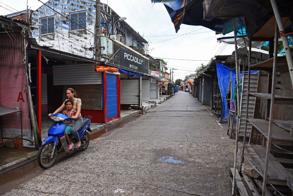 Los comerciantes de ciudades fronterizas con Argentina todavía soportan una situación complicada. Foto: Norberto Duarte/AFP.