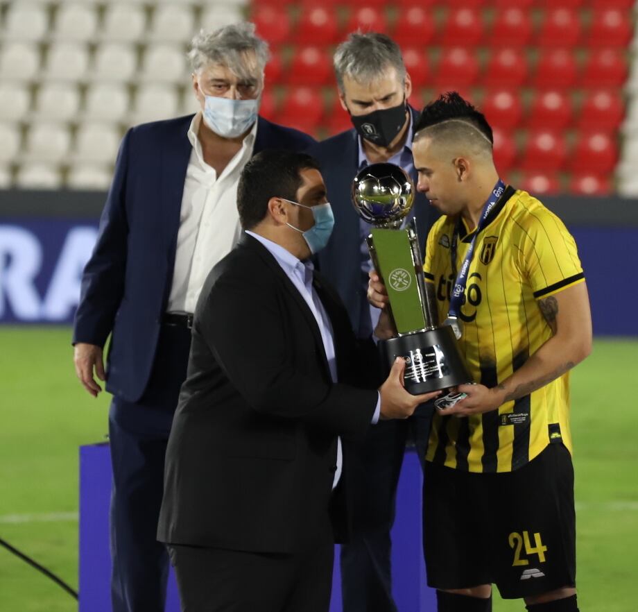 Robert Harrison,
presidente
de la
APF, recibe
algunas palabras
de enojo
de Javier
Báez, entonces
capitán
aurinegro. (foto: CARLOS JURI)