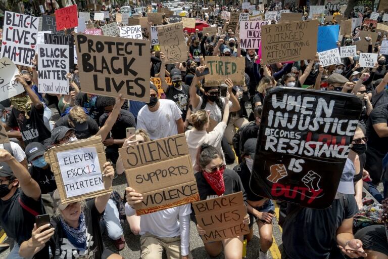 Cientos de personas se aglomeraron en las inmediaciones del Tribunal de Justicia en el centro de la ciudad portando pancartas pidiendo “Justicia para Miguel” y “Vidas negras importan”. Foto: Ilustrativa. AFP.