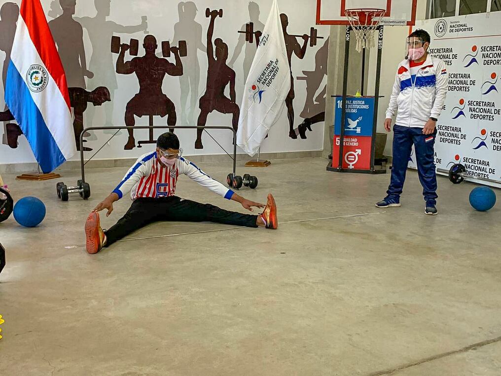 La Secretaría Nacional de Deportes destaca este miércoles a Hernán Acosta, jugador de golbol, que protagonizó la clase del programa Deporte Virtual. Foto: Gentileza.