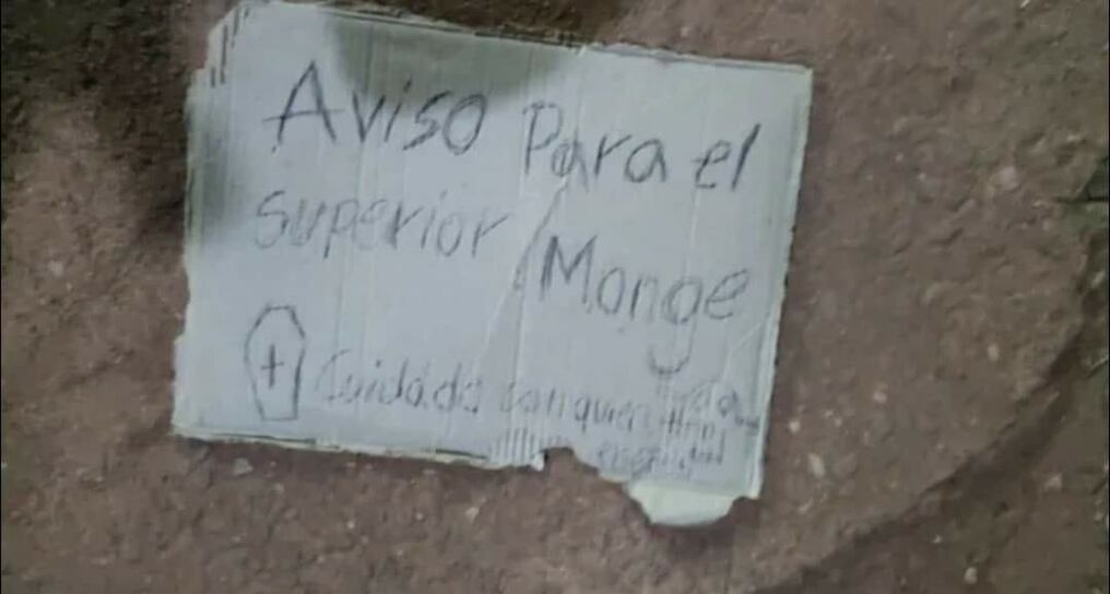 El delincuente realizó 12 disparos que quedaron marcados en la muralla de la propiedad, de estos tres atravesaron el muro que casi alcanza a las personas que estaban en el sitio. Foto: Gentileza.
