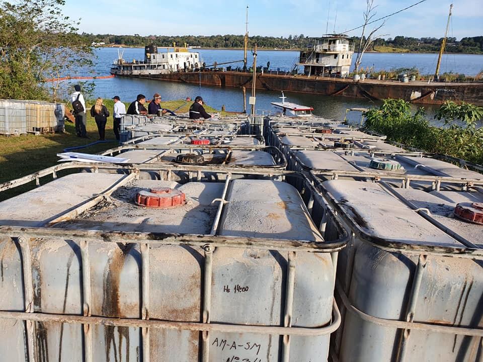 La Junta Departamental de Itapúa realizó dicha declaración que afecta a la zona del Puerto de Campichuelo, donde se encuentra varado el buque Yporã II desde hace dos años y en el que continúan las tareas de extracción de miles de litros de aceite contaminado en zona de Cambyretá. Foto: Gentileza.
