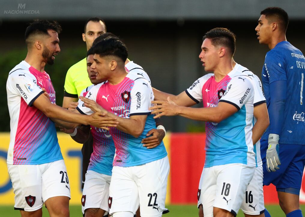 El gol del triunfo tardó, pero llegó en el final mediante Claudio Aquino, quien es felicitado por sus compañeros Fernando Romero, Damián Bobadilla y Alberto Espínola (23), entre otros. (foto: Eduardo Velázquez)