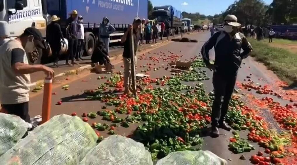 Los autos que circulaban por el lugar estaban obligados a pasar por encima de las verduras aplastándolas haciendo más fuerte la protesta simbólica. Foto: Gentileza.