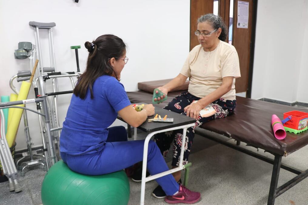 Se trata del programa que hace varios años lleva adelante el departamento donde dan información y educación sobre los ejercicios posturales tanto para la vida doméstica, así como el ámbito laboral, de las personas que cuentan con orden médica para su rehabilitación. Foto: Gentileza.