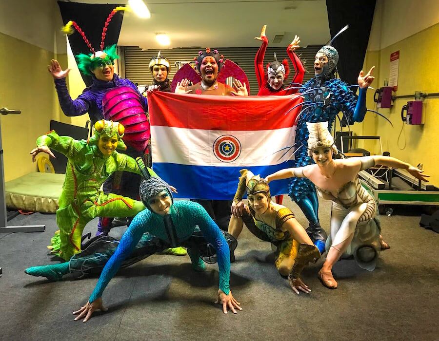 Artistas de “Ovo” del Cirque du Soleil saludaron a Paraguay con una bandera el 14 de mayo del 2019. Foto: Gentileza.