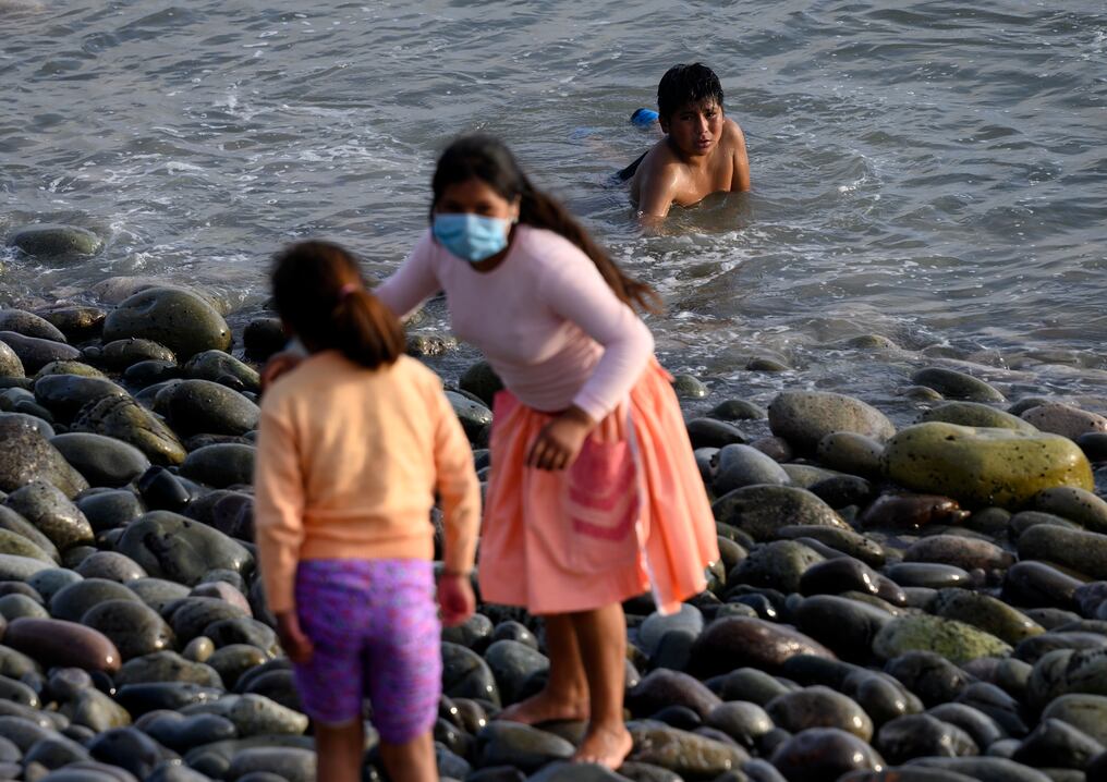 Debido a la pandemia, la mayoría de los peruanos solo podrán ver de lejos el mar y abstenerse de tomar sol en la arena a partir del viernes pasado. Foto: AFP.