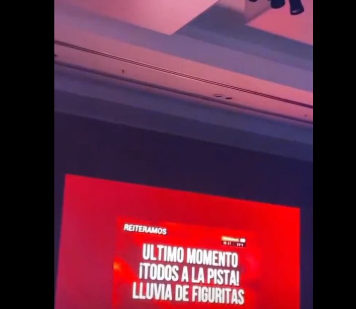 Momento en que la pareja anunció que lloverían figuritas en el centro del baile. Foto: captura de video.