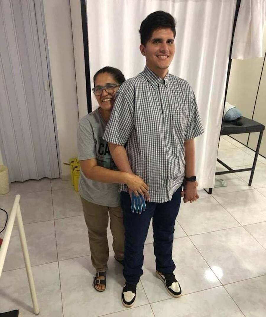 Blanca Vaccari de Zaván, junto al joven José Zaván, único sobreviviente del accidente aéreo ocurrido en febrero del 2021. FOTO:GENTILEZA