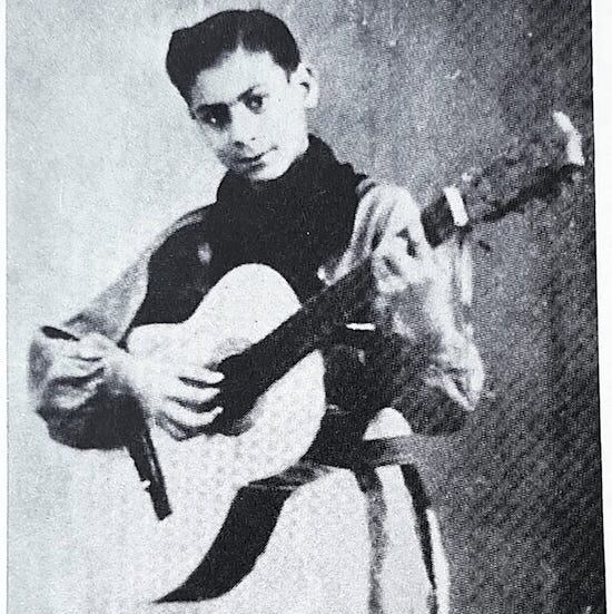Vitalino Rodríguez Báez, triunfador en los escenarios mundiales como Alberto de Luque, foto del año 1949, un año después de consagrarse en el Certamen de los barrios de radio Teleco. Publicada en el libro autobiográfico “Arribeño y andariego”, año 2002, escrito por el artista para Intercontinental Editora.