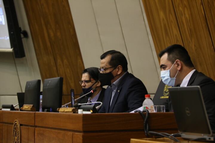 El presidente de la Comisión Bicameral de Presupuesto, Tadeo Rojas, destacó la presencia del ministro de Hacienda, Benigno López, a los efectos de evitar aumentos presupuestarios sin consenso. Foto: Gentileza.