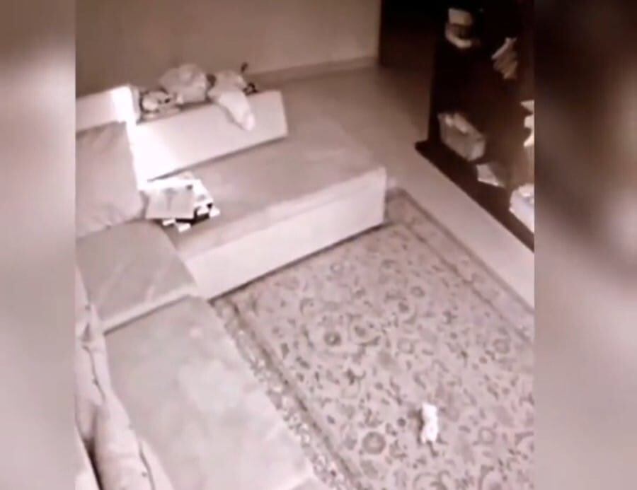 La Fiscalía y la Defensoría de la Niñez procedieron al rescate de la niña luego de observar a la madrastra maltratar a la niña. Foto: Captura de pantalla.