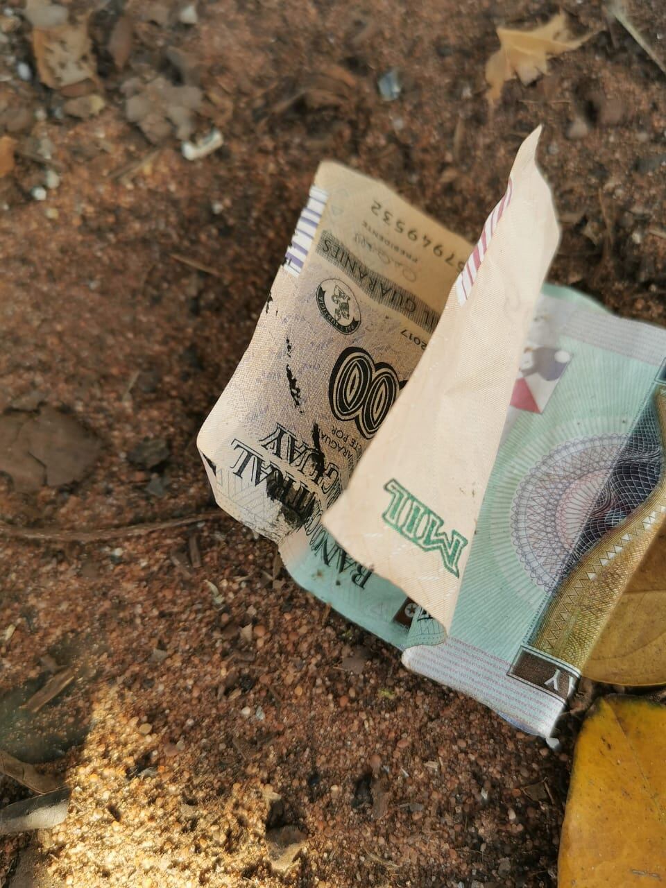 Piden a la ciudadanía estar atenta ante billetes con manchas de tinta ya que podrían ser los robados en el asalto a los cajeros. Foto: Universo 970 AM.