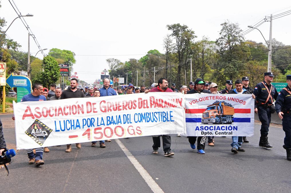 Los camioneros en principio pedían una reducción de G. 1.500, pero aceptaron G. 560. Foto: AFP.