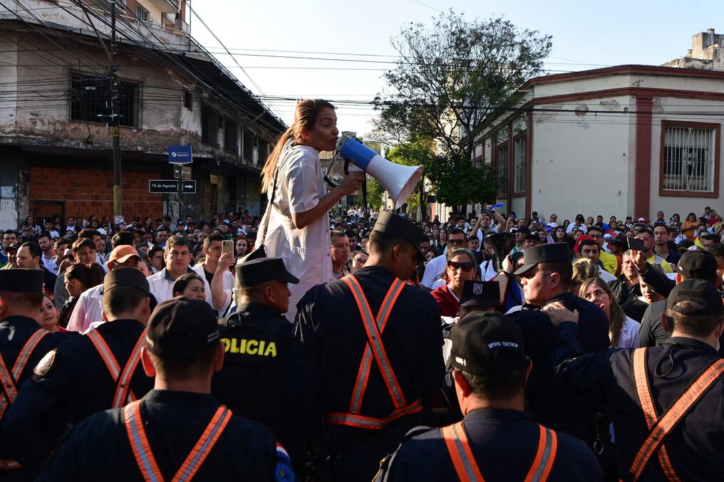 Médicos y profesionales de la salud salieron a las calles de Asunción para manifestarse y reivindicar sus reclamos históricos el lunes, pero fueron reprimidos. Foto: AFP.