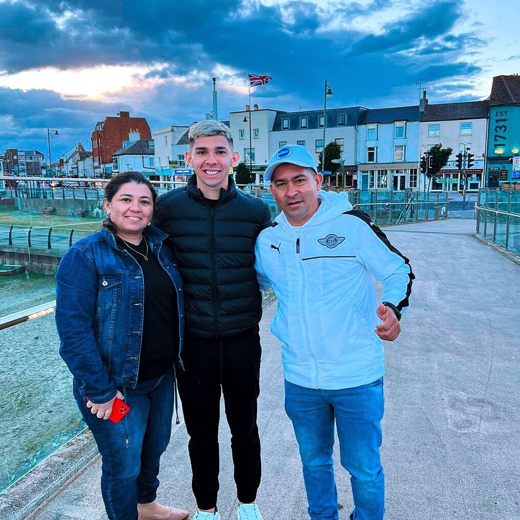 En las últimas horas el joven delantero paraguayo, Julio Enciso, logró emocionar a la multitudinaria platea digital, luego de compartir en su cuenta oficial de Instagram una serie de fotografías, en las que se lo ve muy feliz en compañía de sus padres. Foto: Gentileza.