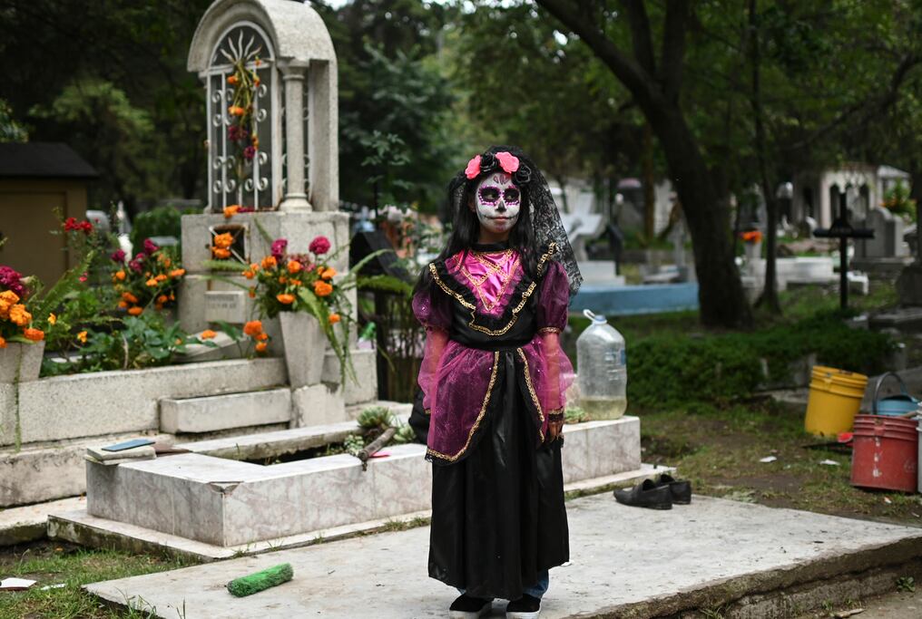 Los cementerios, que suelen estar abarrotados en estas fechas, permanecen cerrados, mientras numerosos eventos fueron cancelados para evitar que los contagios. Foto: AFP.