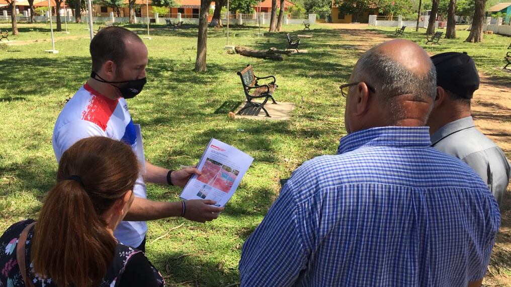 Desde la Secretaría Nacional de Deportes (SND) siguen visitando los municipios de diferentes departamentos del país para avanzar con los proyectos de instalación de Plazas Deportivas SND. Foto: Gentileza.