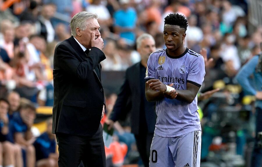 Vinicius (derecha) fue insultado, aquí junto al entrenador del Real Madrid, Carlo Ancelotti.FOTO:AFP