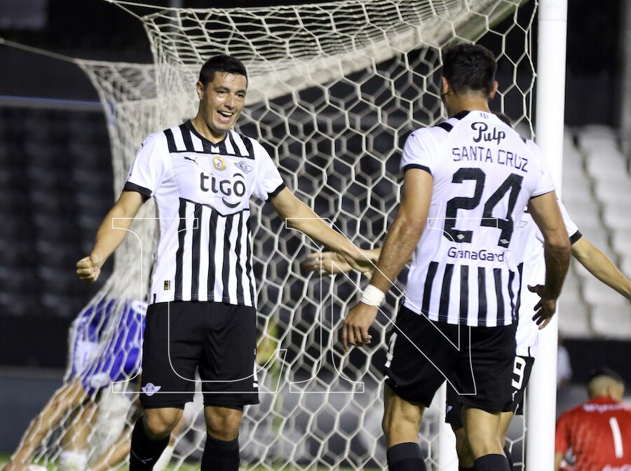 Dos genios del fútbol se saludan. Óscar Cardozo, quien con su
doblete alcanzó 100 goles en Paraguay, y Roque Santa Cruz.FOTO:NÉSTOR SOTO