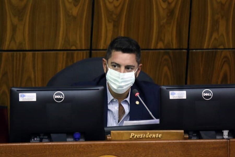 Pedro Alliana lamentó que la Cámara Alta priorizó el tratamiento de un proyecto de ley que busca redireccionar los fondos de las binacionales al área de la salud. Foto: Gentileza.