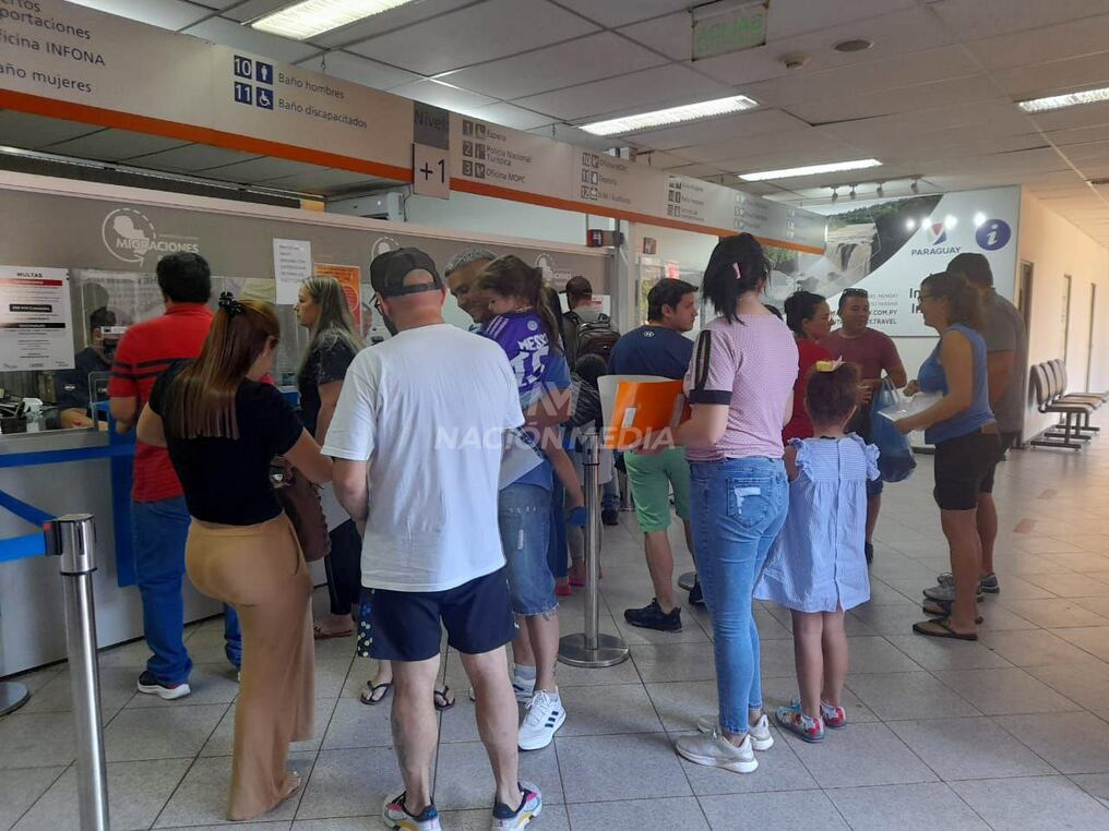 Según el corte del 1 al 19 de enero, ingresaron 37.000 personas al país y unas 59.000 salieron con destino a Brasil. Respecto al tránsito aéreo, ingresaron 13.000 paraguayos. Foto: Dolly Galeano / Migraciones CDE.
