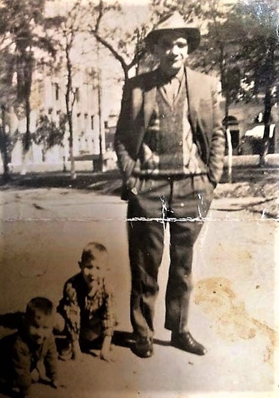 Jesús Amado Recalde “Papotín”, en alguna plaza céntrica de Asunción por los años 50, al lado de sus sobrinos Víctor y Gustavo Genes. El primero de ellos fue
gran futbolista y luego DT de la selección nacional de fútbol. Foto
del archivo de Efraím
Martínez Cuevas.
