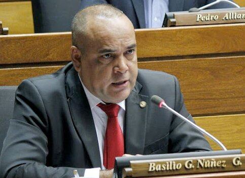 Núñez expuso publicaciones y recordó que el propio presidente de la Asociación Nacional Republicana (ANR), Pedro Alliana, ya había pedido en marzo del año pasado la salida de Giuzzio de la cartera de Estado. Foto: Gentileza.
