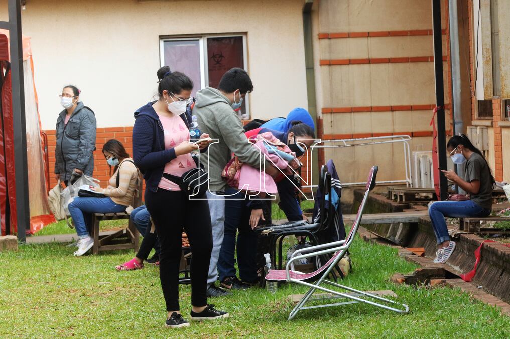 El director del Hospital de Clínicas, Jorge Giubi, mencionó que los pacientes vacunados son los que no presentan cuadros graves del COVID-19. Foto: Pánfilo Leguizamón.