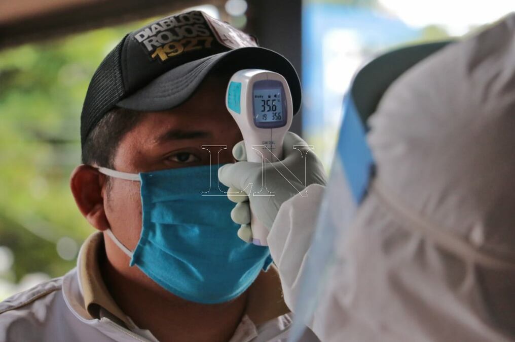 Desde la Sociedad Paraguaya de Infectología piden que se sigan adoptando las medidas sanitarias para dar tiempo a la ciencia. Foto: Eduardo Velázquez.