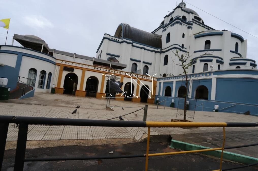 Se habla de una pérdida estimativa de 10 millones de dólares debido a las restricciones en la zona de la basílica y el casi nulo movimiento de personas. Foto: Mauro Piris.
