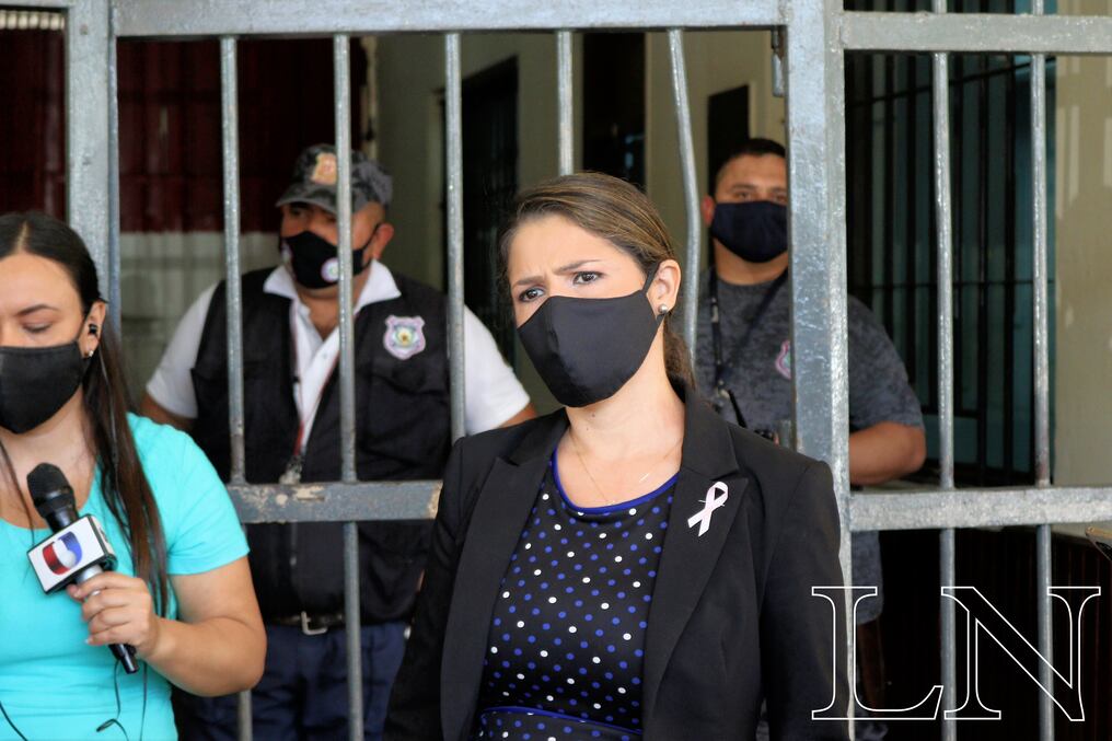 La ministra de Justicia, Cecilia Pérez, realizó una conferencia de prensa para aclarar lo sucedido en el penal de Tacumbú, este lunes. Foto: Christian Meza.