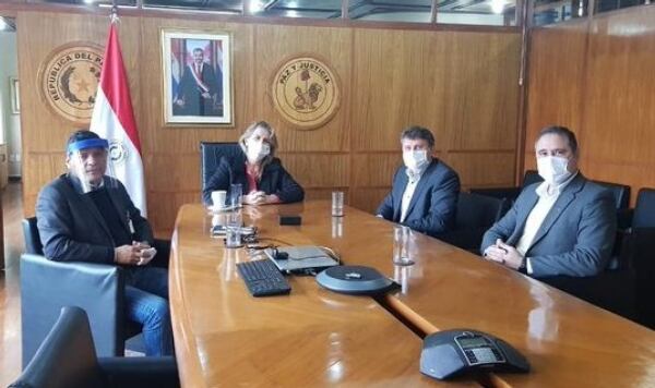 Con este propósito participaron de una reunión la ministra de Industria y Comercio Liz Cramer, el titular de Petropar Denis Lichi y su equipo técnico, además del viceministro de Comercio y Servicio, Pedro Mancuello. Foto: Gentileza.