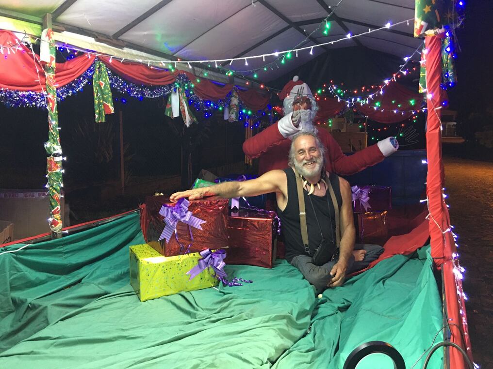 El artista Francisco “Rapái” Leite decidió poner a trabajar a Papá Noel como delivery y cumplirles el sueño a los pequeños que anhelan ver al gordo de barba blanca. Foto: Rocío Gómez.