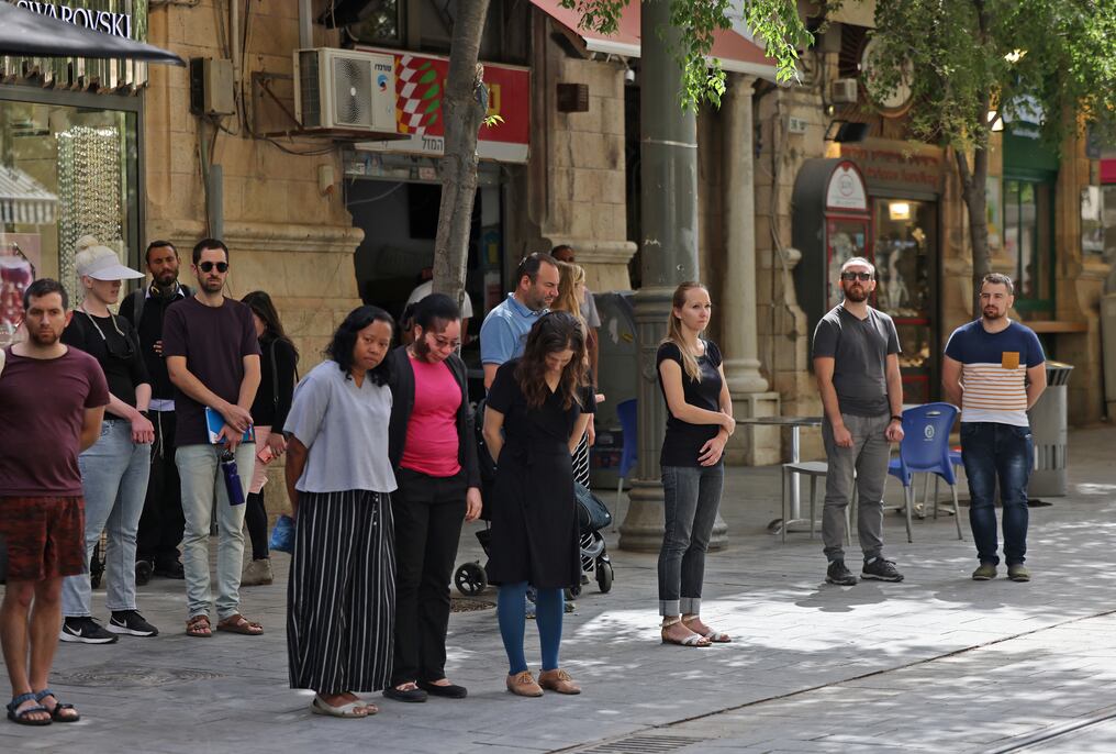 Los israelíes observaron un momento de silencio en las calles, en los balcones de sus casas y en la puerta de comercios y oficinas. Foto: AFP. 