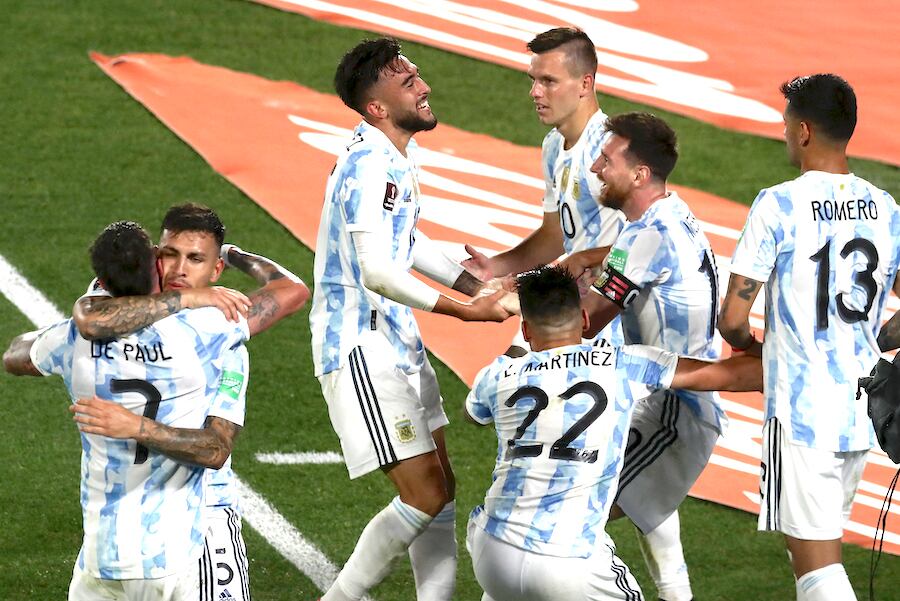 Lionel Messi, segundo de la derecha, festeja con sus compañeros su conquista en la goleada de Argentina ante Uruguay.FOTO:AFP