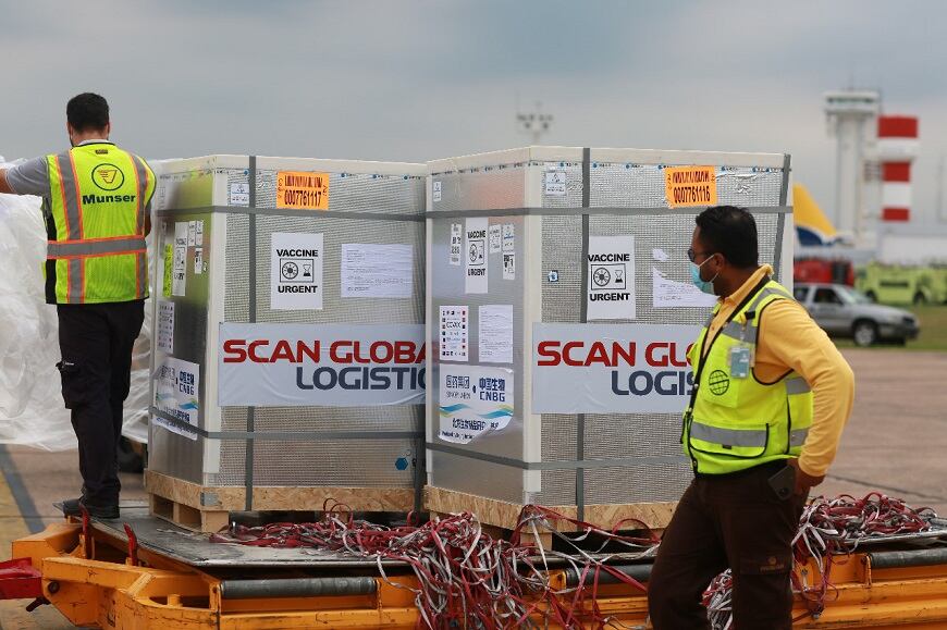 El pequeño lote corresponde a una parte de las 4.300.000 dosis adquiridas por el Gobierno. Se espera que los envíos aumenten próximamente. Foto: Gentileza.