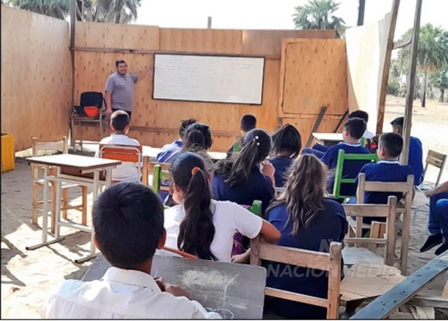 Alumnos de escasos recursos también dieron clases bajo carpas, expuestos a las condiciones climáticas de todo tipo.FOTO:EMILIO BAZAN