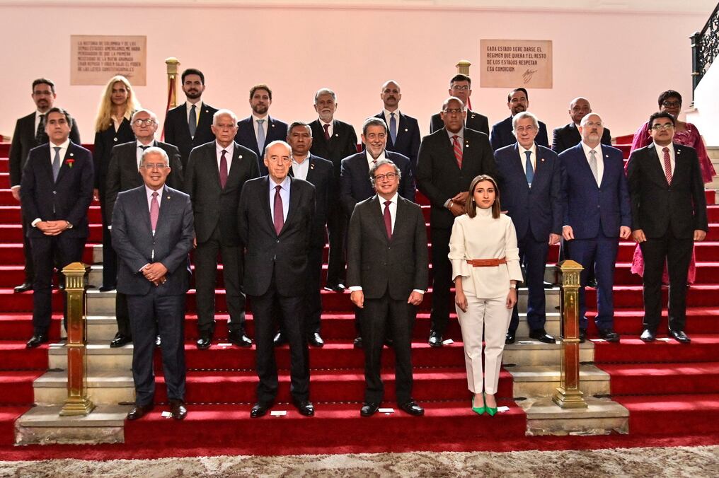 Foto oficial antes de la apertura de una conferencia internacional sobre el proceso político en Venezuela celebrada en Bogotá, el 25 de abril de 2023. Foto: AFP.
