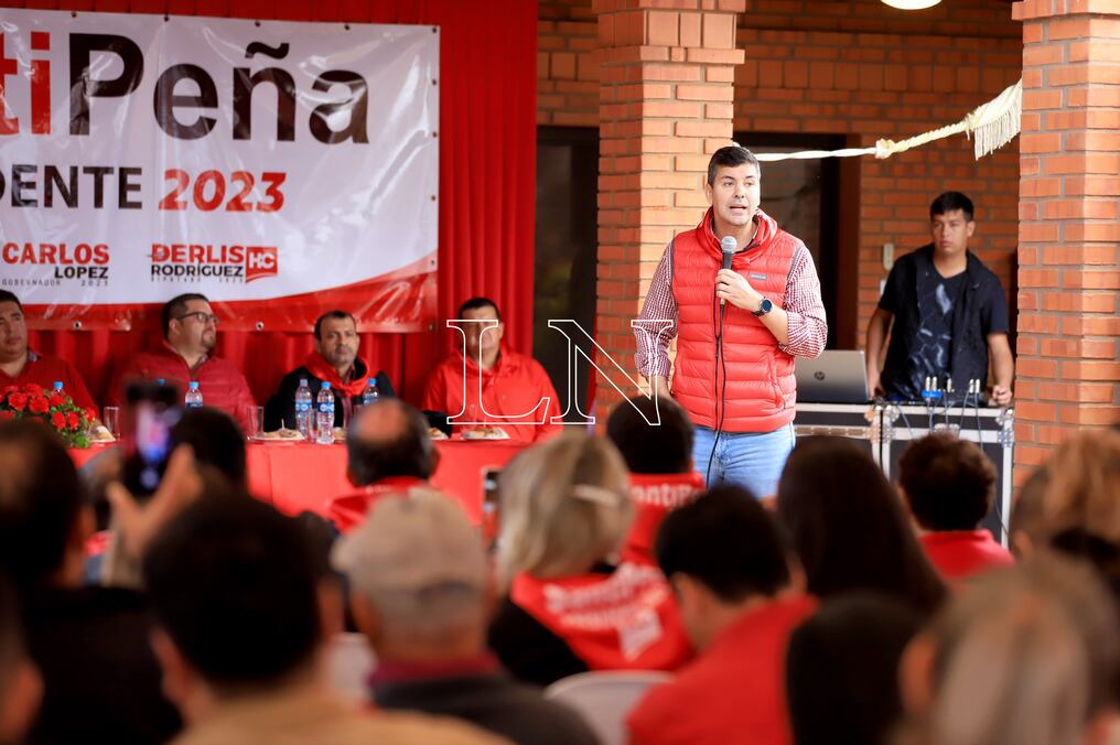 Santiago Peña junto a los dirigentes de Pastoreo, departamento de Caaguazú. Foto: Jorge Romero. 