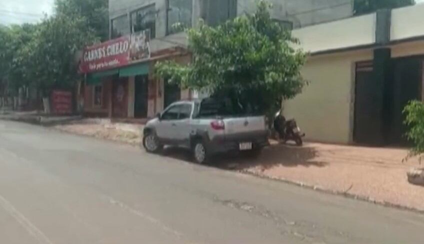 Agentes de Criminalística de la Policía Nacional llegaron hasta la vivienda de la víctima para levantar evidencias. Foto: Captura de pantalla.