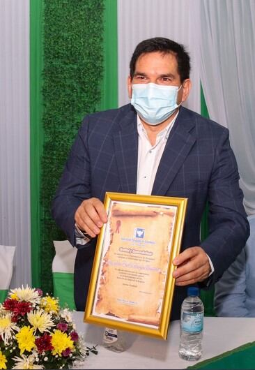 El gobernador Juan Carlos Baruja recibió recientemente un reconocimiento de la Asociación Paraguaya de Enfermería por su aporte al fortalecimiento de la salud. Foto: Gentileza.