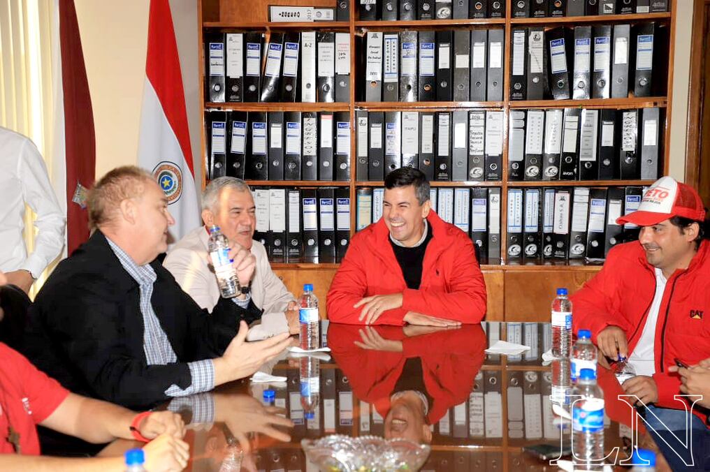 Santiago Peña se reunió hoy miércoles con los dirigentes de la ciudad de Hernandarias, en el departamento de Alto Paraná: Foto: Jorge Romero.