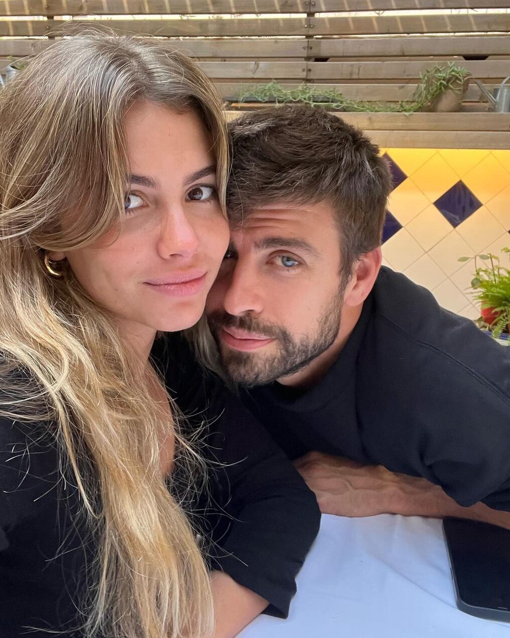 Clara Chía fue vista paseando en un lujoso auto, que según los rumores sería un regalo de Gerard Piqué. Foto: Instagram.