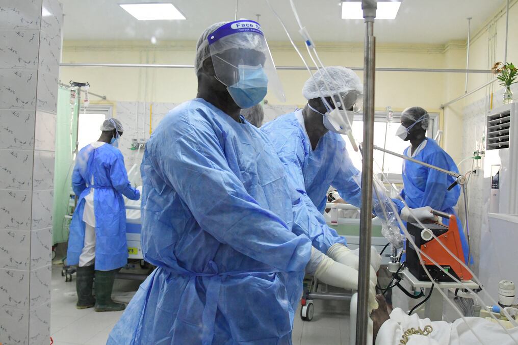 Pese al fuerte incremento de casos de COVID en el continente africano, la nueva variante no implica una explosión en cuidados intensivos. Foto: AFP.