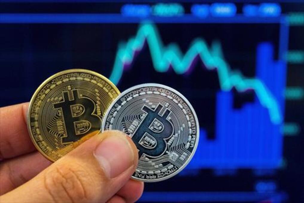 La principal criptomoneda llegó a cotizar a 30.016,83 dólares, menos de la mitad que hace un mes. Foto: Archivo.