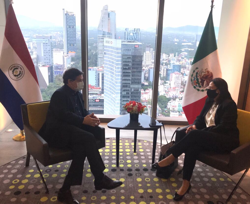 El ministro Euclides Acevedo se reunió en México con Silvia Varela, vicepresidenta para América Latina de AstraZeneca. Foto: Gentileza.